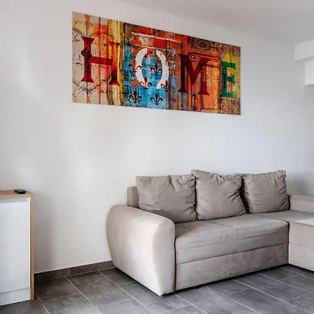 1 Bedroom Awesome In Daire *