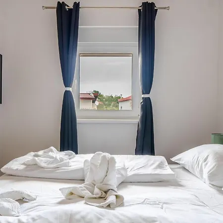 1 Bedroom Awesome In Vir